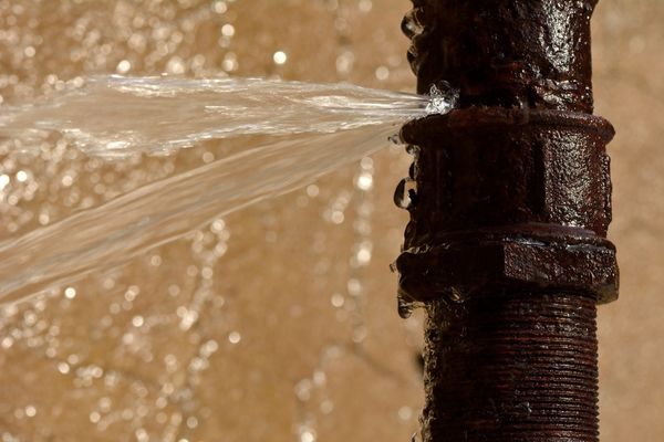 burst leaking pipe
