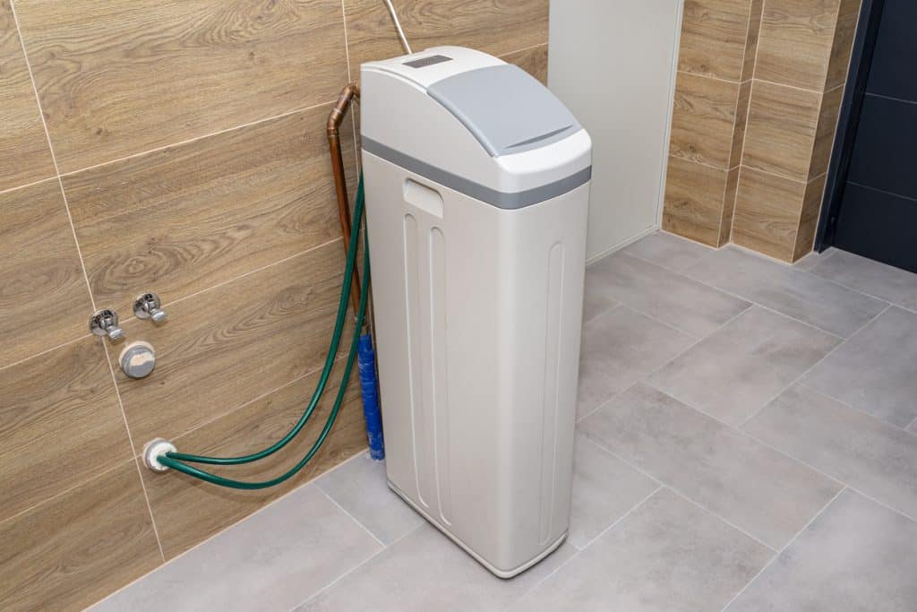 Water softener with lid closed